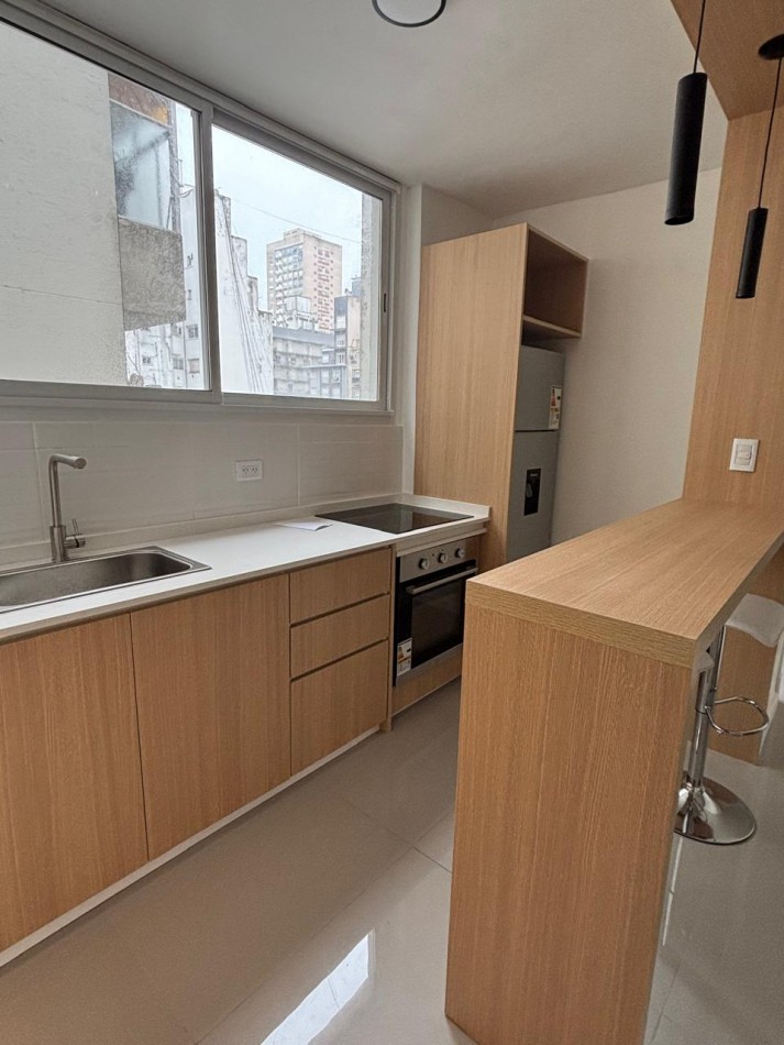 VENTA DEPTO 3 AMBIENTES CON DEPENDENCIA AL FRENTE CON BALCON. RECICLADO A NUEVO.
