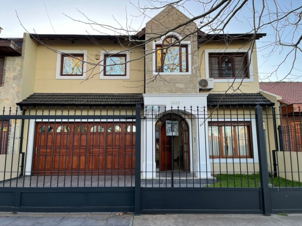 CHALET 7 AMB CON PISCINA CLIMATIZADA, QUINCHO Y GARAGE DOBLE - ZONA CONSTITUCIÓN
