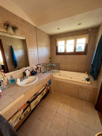 CHALET 7 AMB CON PISCINA CLIMATIZADA, QUINCHO Y GARAGE DOBLE - ZONA CONSTITUCIÓN
