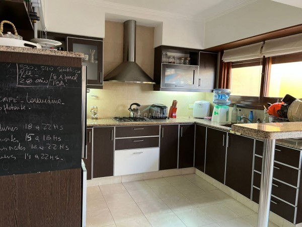 CHALET 7 AMB CON PISCINA CLIMATIZADA, QUINCHO Y GARAGE DOBLE - ZONA CONSTITUCIÓN