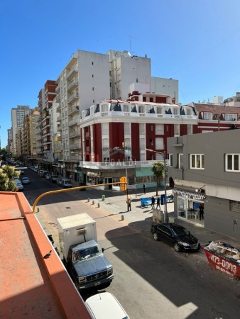 DEPARTAMENTO DOS AMBIENTES - BALCON AL FRENTE - VISTA LATERAL AL MAR - CENTRO