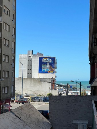 DEPARTAMENTO DOS AMBIENTES - BALCON AL FRENTE - VISTA LATERAL AL MAR - CENTRO