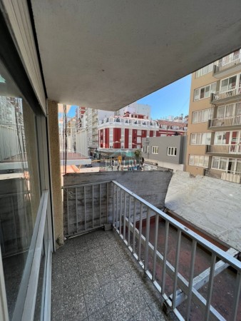 DEPARTAMENTO DOS AMBIENTES - BALCON AL FRENTE - VISTA LATERAL AL MAR - CENTRO