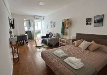 ALQUILER ESTUDIANTES 2026/ MARZO A DICIEMBRE - UN AMBIENTE CON BALCON - PLAZA COLON