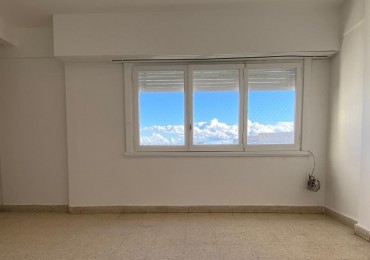 VENTA - DEPTO TRES AMBIENTES EN SEMIPISO - CONTRAFRENTE ABIERTO
