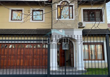 CHALET 7 AMB CON PISCINA CLIMATIZADA, QUINCHO Y GARAGE DOBLE - ZONA CONSTITUCIÓN
