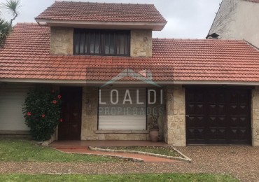 CHALET  A LA VENTA - 3 AMB., COCHERA Y JARDÍN - BARRIO VILLA PRIMERA