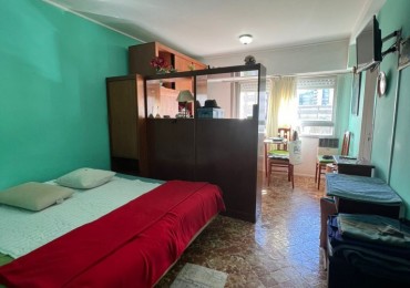 VENTA - AMBIENTE AMPLIO CON BAULERA - FRENTE - PLAZA COLON